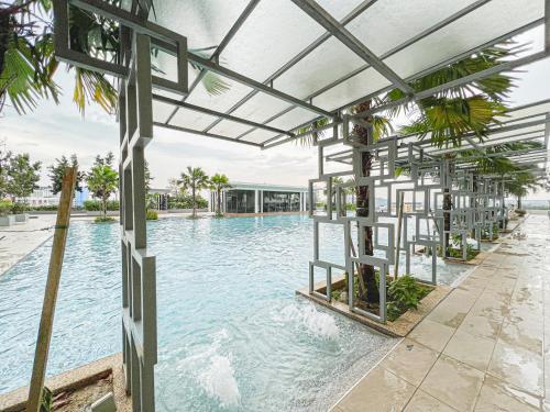 Swimming pool, Relaxing Studio in Bangi | Infinity Pool, Gym in Bangi