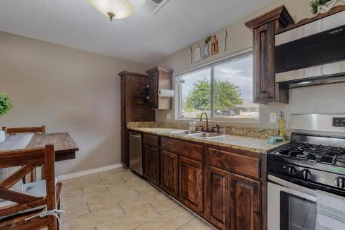Comfortable 3-bedroom home with spacious backyard in Albuquerque, USA