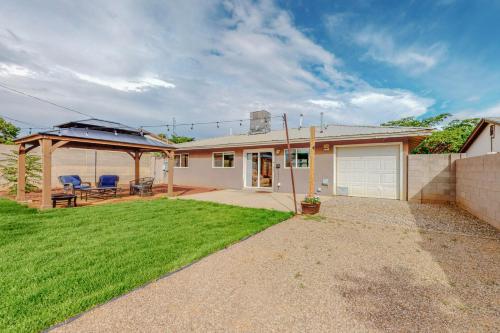 Comfortable 3-bedroom home with spacious backyard in Albuquerque, USA