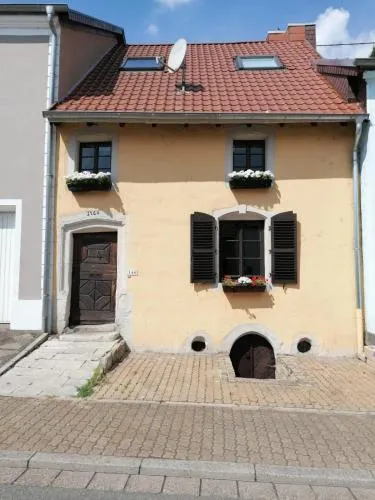 Fereinwohnnung, Ferienhaus, Bauernhaus - 2 kostelnlose Parkplätze - Wifi - schöner Innenhof - 5min bis Saarlouis Innenstadt in Saarlouis, Deutschland