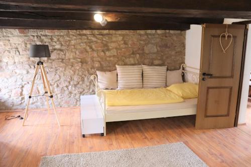 Fereinwohnnung, Ferienhaus, Bauernhaus - 2 kostelnlose Parkplatze - Wifi - schoner Innenhof - 5min b in Saarlouis