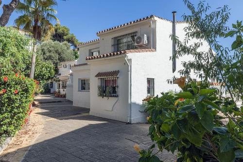 Quaint 2 Bedroom Townhouse with Pool close to Sea! in ตอเรมวยเย