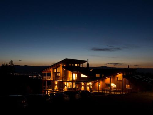 Myra Canyon Lodge - Accommodation - Kelowna