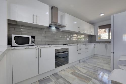 Quaint 2 Bedroom Townhouse with Pool close to Sea! in ตอเรมวยเย