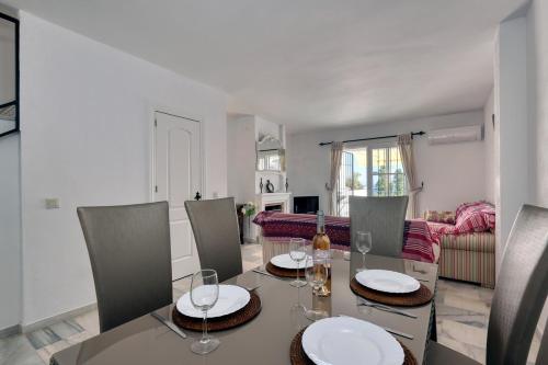 Quaint 2 Bedroom Townhouse with Pool close to Sea! in ตอเรมวยเย