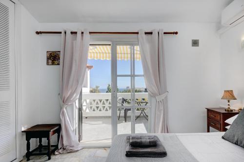 Quaint 2 Bedroom Townhouse with Pool close to Sea! in ตอเรมวยเย