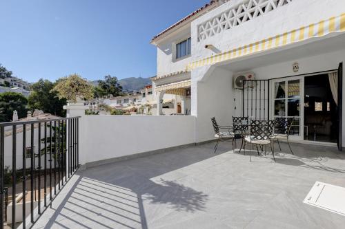 Quaint 2 Bedroom Townhouse with Pool close to Sea! in ตอเรมวยเย