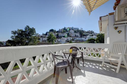 Quaint 2 Bedroom Townhouse with Pool close to Sea! in ตอเรมวยเย