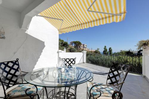 Quaint 2 Bedroom Townhouse with Pool close to Sea! in ตอเรมวยเย