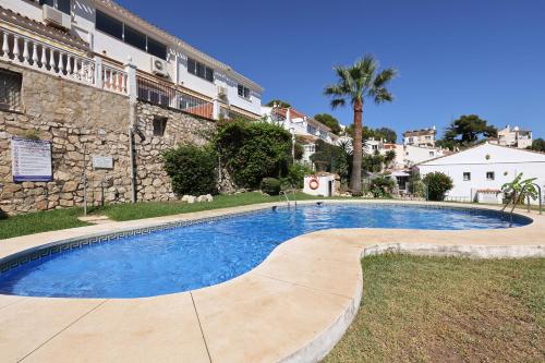 Quaint 2 Bedroom Townhouse with Pool close to Sea! in ตอเรมวยเย