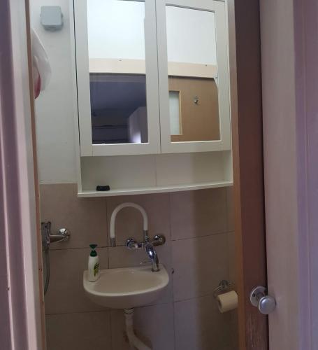 화장실, Cozy Flat with Parking well-placed near TLV Airport in 로드