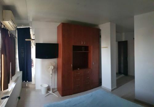 Cozy Flat with Parking well-placed near TLV Airport in 로드