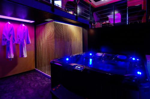 Mieuxqualhotel jacuzzi privatif Love room — other in 26 Rue du Grand Maurian, Bordeaux France, 33000