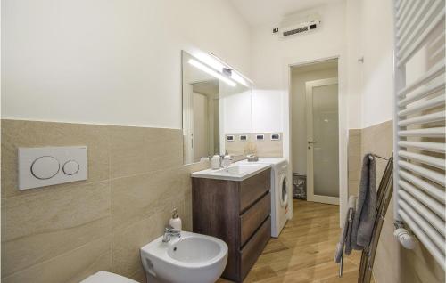 Baño, Amazing apartment in Genova with 1 Bedrooms and WiFi in Genoa