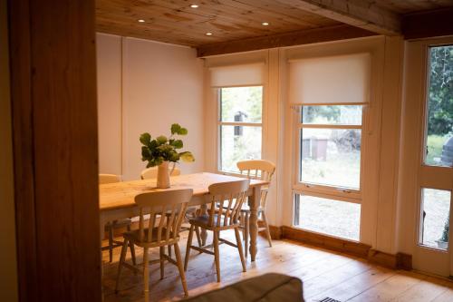 Lilly Lodge; nestled within the forest. in 馬赫拉