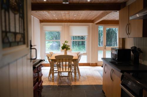 Lilly Lodge; nestled within the forest. in 馬赫拉
