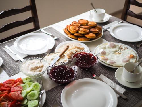 Φαγητό και ποτό, Nazy's Guest House in Jokolo