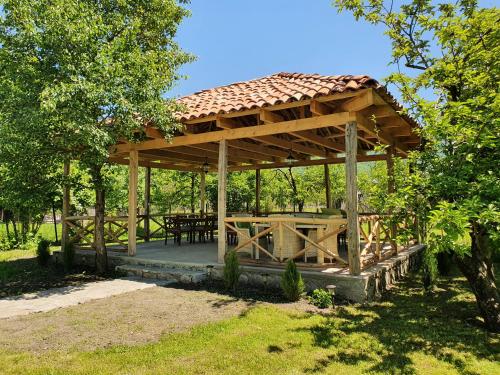 Κήπος, Nazy's Guest House in Jokolo