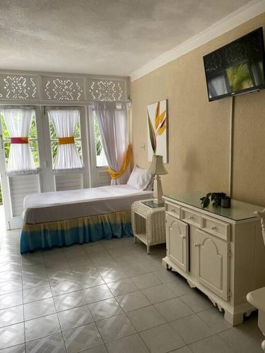 Guestroom, Lush Tropical apartment located in a 4-star resort in Runaway Bay