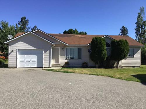Cute CDA home w/garage & yard!