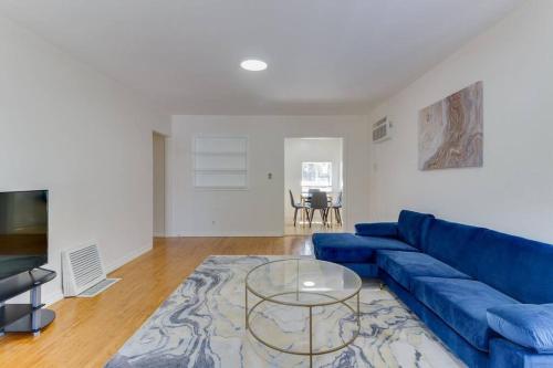 2 Bedroom Mid-Wilshire Charmer close to Downtown in Los Angeles, USA