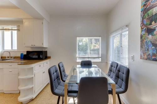2 Bedroom Mid-Wilshire Charmer close to Downtown in Los Angeles, USA