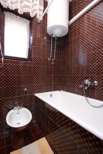 Apartment Arbanija 9423a - image 10