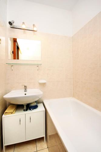 Apartments by the sea Mastrinka Ciovo - 9447 - image 11