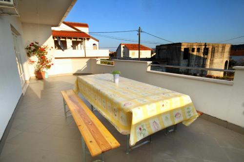 Apartments with a parking space Trogir - 9455 - image 2