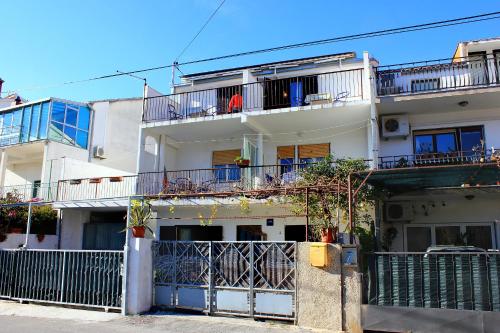 Apartments by the sea Marina Trogir - 9438 - image 5