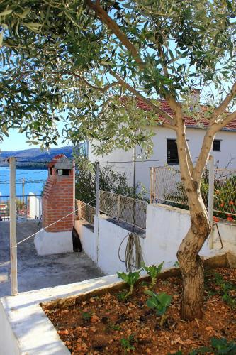 Apartments by the sea Marina Trogir - 9438 - image 8