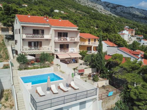  Seaside apartments with a swimming pool Marusici, Omis - 10009 in Mimice