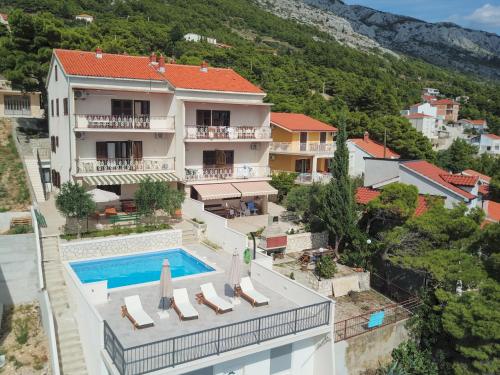 Seaside apartments with a swimming pool Marusici, Omis - 10009