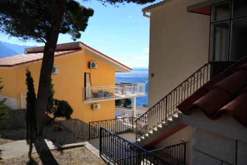 Seaside apartments with a swimming pool Marusici, Omis - 10009