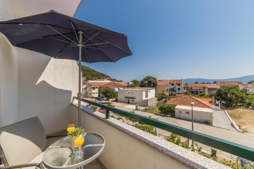 Skats, Apartments by the sea Drvenik Donja vala, Makarska - 9654 in Drvenik (Splitsko-Dalmatinska)