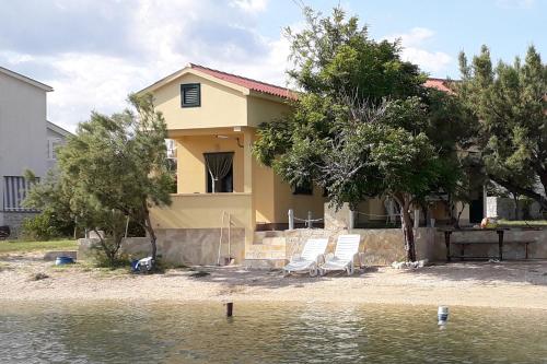 Apartments by the sea Dinjiska, Pag - 9386