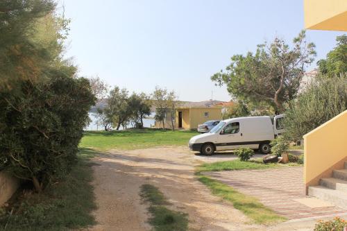 Apartments by the sea Dinjiska, Pag - 9386