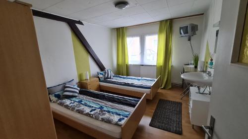 2 twin beds