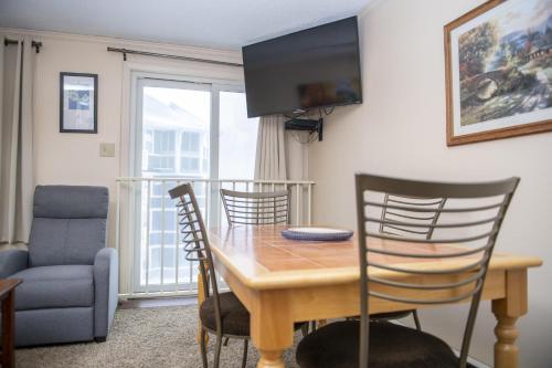 Stroll to Slopes, Village Area, Ski in-out MtLodge 304 in Snowshoe, USA