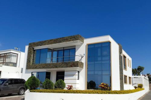 . Espectacular casa grande vacacional en Manta!