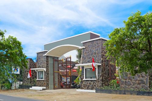 SUPER OYO 91568 Trisna Srabah Resort Homestay & Resto