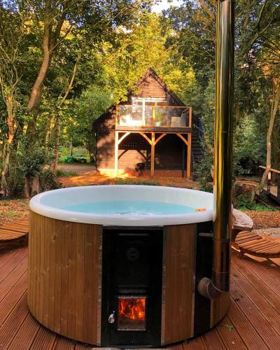 Kümblustünn, The Hive - beautiful studio with amazing hot tub in Cratfield
