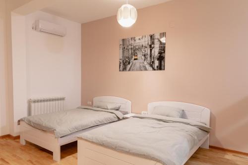 2 twin beds