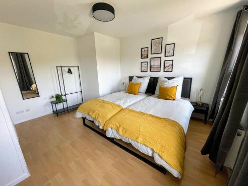Bed, Modern 4 Zi Rooms Netflix, Wifi, Parken CasaLuna85 in Flöha