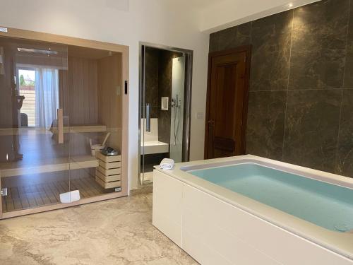 Queen Room with Spa Bath