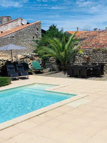 Les Abelins Farmhouse private pool, covered barn