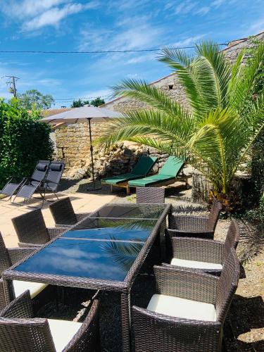 Les Abelins Farmhouse private pool, covered barn