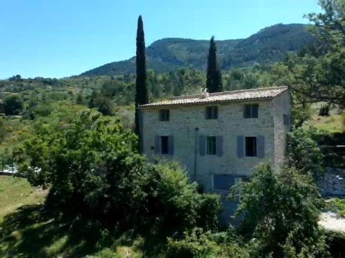 Le Mas des Fontettes, gite 14 personnes, piscine chauffée, propriété 5ha, barbecue