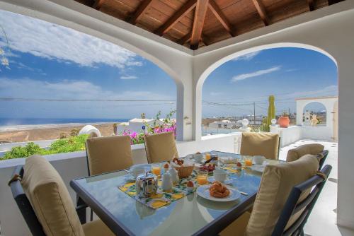 Pandangan, Vacaciones vistas al mar in Guime