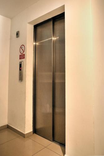 Dpto entero, 2do piso, ascensor y cochera